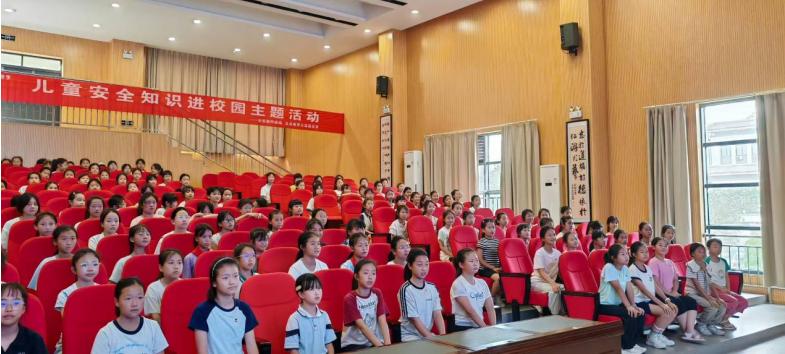 花开有时 成长无忧——宜宾市南溪区长江学校开展四年级女生青春期“让成长不烦恼”专题讲座