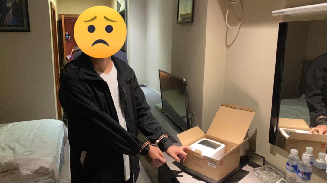 车被贴“小黄卡”忍无可忍！遂宁一车主深夜蹲守，当场抓住粘贴者