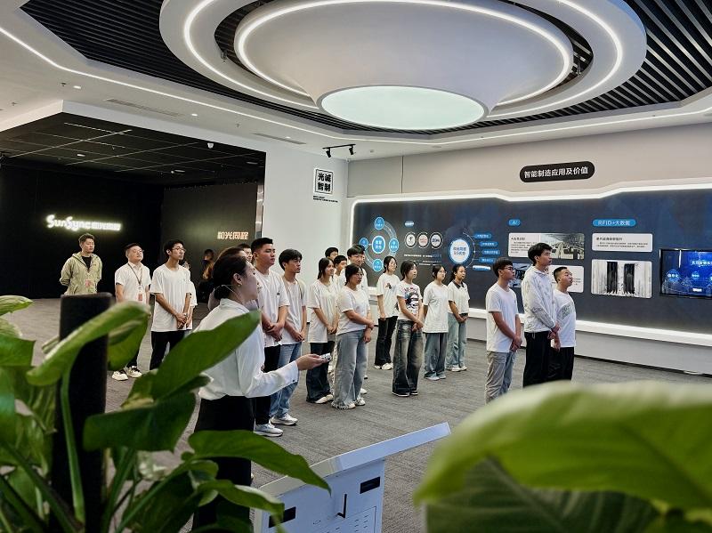 走进绿色光伏工厂 践行生态环保初心——宜宾市叙州区高新综合高中开展“全面绿色转型 共建美丽中国”主题实践活动