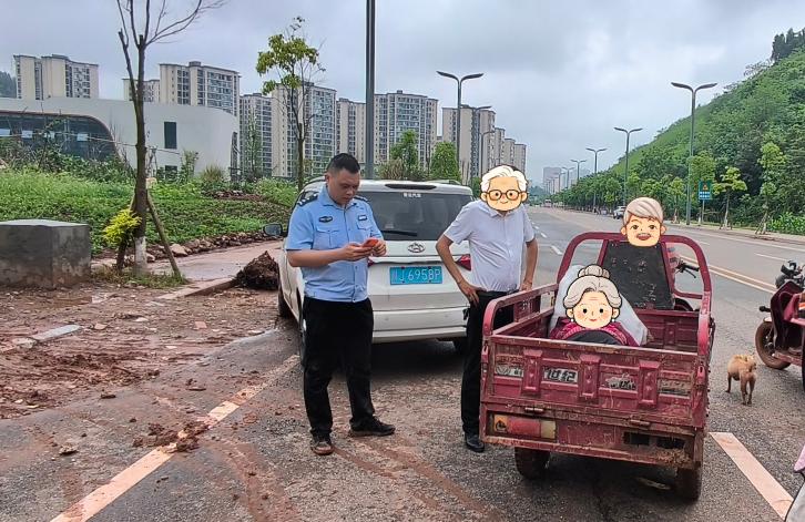 遂宁一老人半个身子陷进泥里动弹不得，民警开展紧急救援！