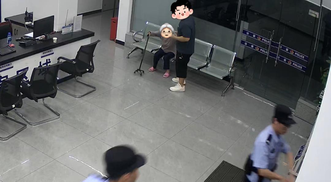 深夜遂宁通德大桥车流中，一老人拄着拐杖茫然徘徊……