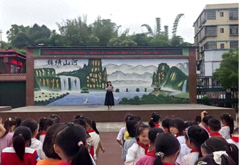 筑牢防溺防线 守护夏日平安——宜宾市叙州区双龙学校双龙小学校区开展防溺水安全誓师活动