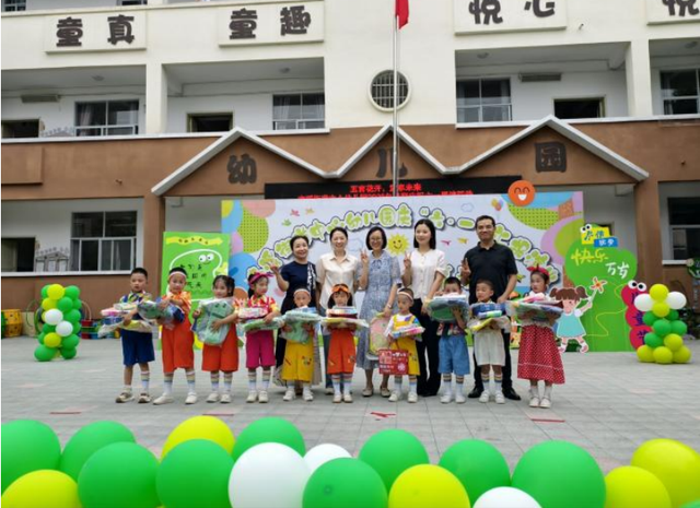 情暖六一 爱润童心——宜宾市南溪区政协副主席李明英一行到南溪街道中心幼儿园开展“六一”慰问活动