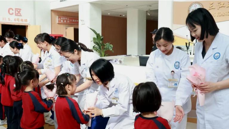 致敬白衣天使 温润石韵童心——宜宾三江新区马鞍石幼儿园开展护士节社会实践活动