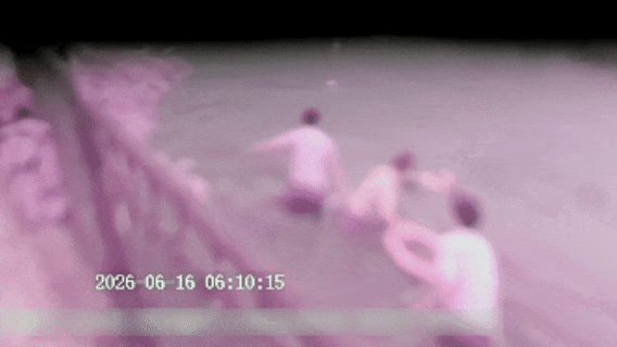 遂宁一男子醉酒后情绪失控跳江，警民合力下水救人