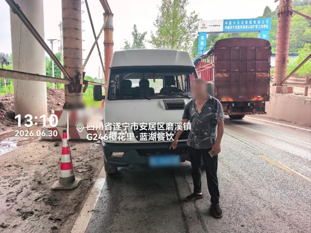 核载6人硬塞18人 座椅拆光换小板凳！遂宁交警查获“疯狂超员车”