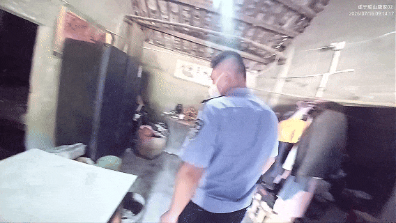 遂宁:敲门无人应，屋内臭气熏天！民警破门救出昏迷男子