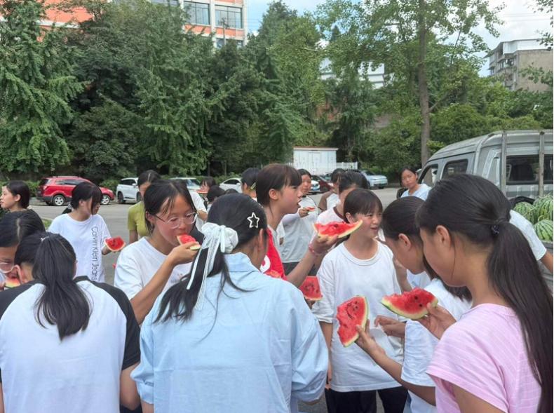 炎炎军训送清甜 丝丝关怀暖人心——宜宾市叙州区高场职校开展军训送清凉活动