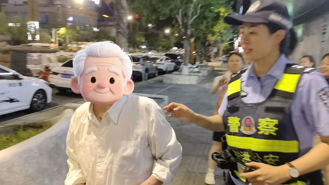 群众求助、民警引导、搀扶上楼——遂宁这一夜很暖