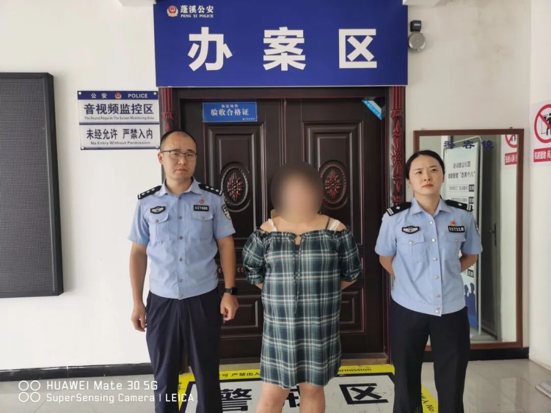 遂宁一女子将银行卡扔在路边，民警调出监控：又是她！