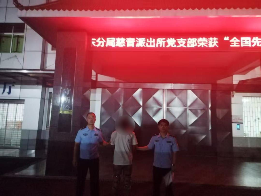 后视镜未折叠=没锁车？专盯这种车的“拉车门”团伙被民警一锅端