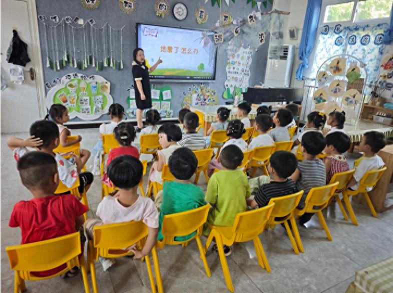 践行五育融安全 以练护航伴成长——宜宾市南溪区汪家镇中心幼儿园开展地震应急逃生演练