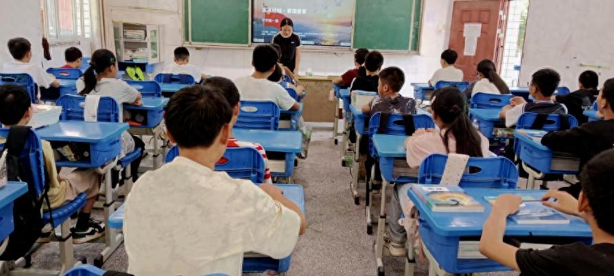 红色铸魂启新篇 法治护航新学期——宜宾市南溪区大坪学校开展开学第一堂团（队）课