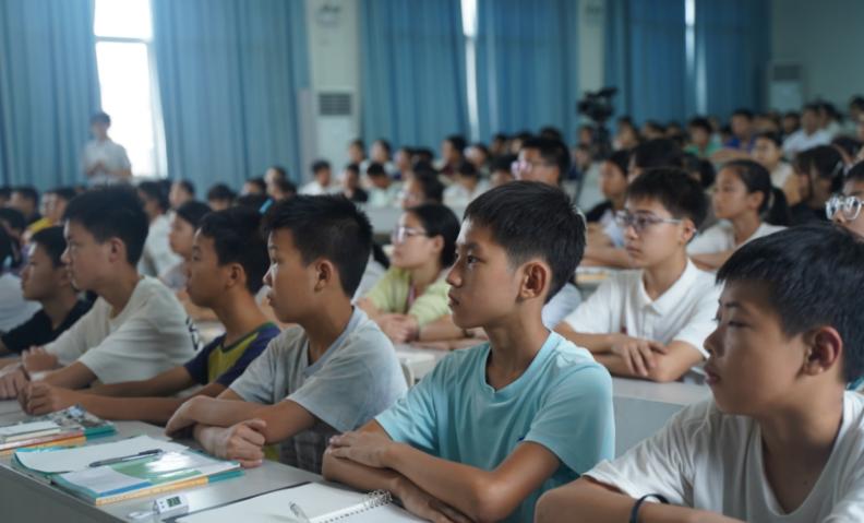 中北大学研究生支教团刘鼎红色精神宣讲活动走进宜宾市南溪四中