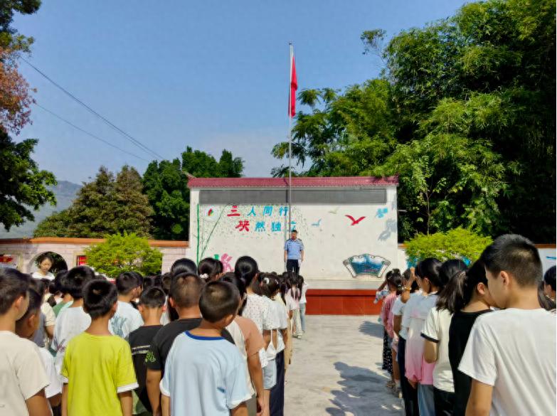 江安县留耕镇中心小学校：法治副校长进校园 普法护航少年成长