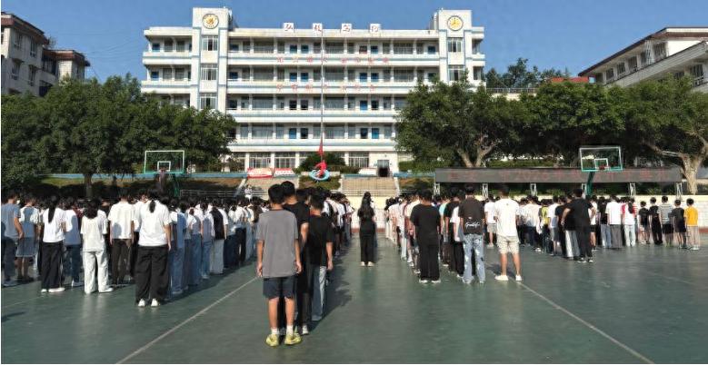 江安县第一初级中学校举行2026年秋期开学典礼暨开学安全第一课