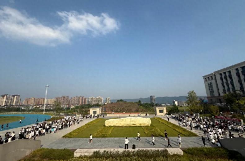 聚力拔河砺意志 同心奋进展风采——宜宾市南溪职校首届“龙聚杯”迎新生拔河比赛圆满落幕