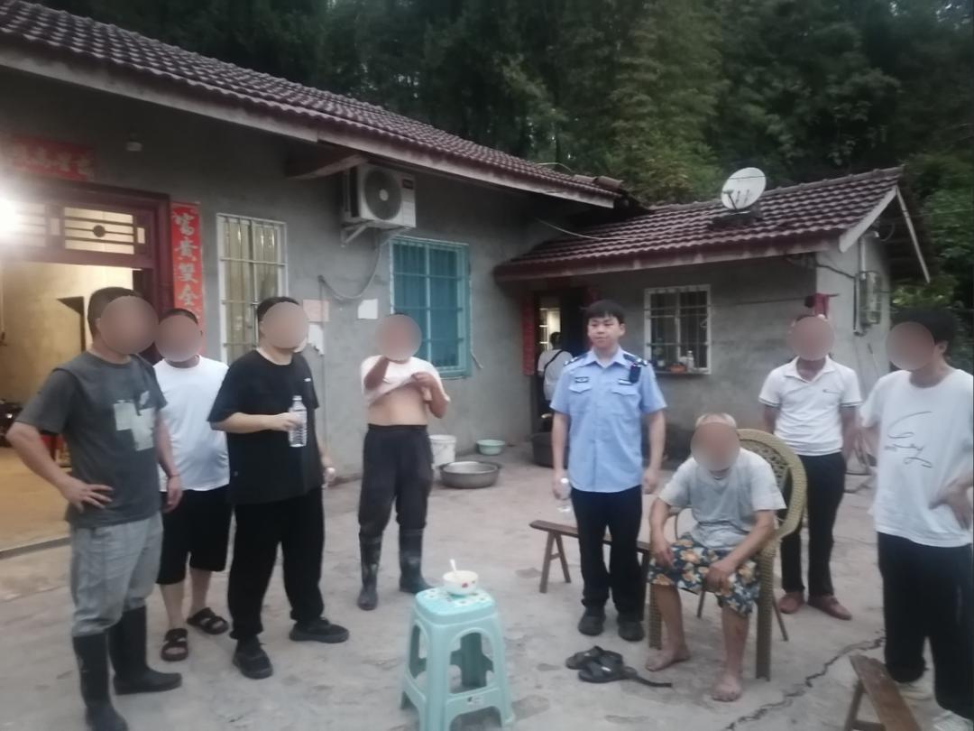 遂宁公安:三小时翻山寻回走失老人，民辅警轮流背他回家