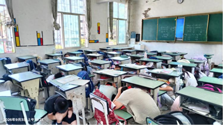 宜宾市叙州区双龙学校双龙小学校区开展防震应急疏散演练