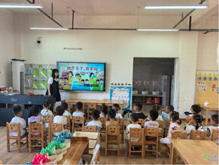 宜宾市叙州区双龙镇中心幼儿园开展防震应急疏散演练