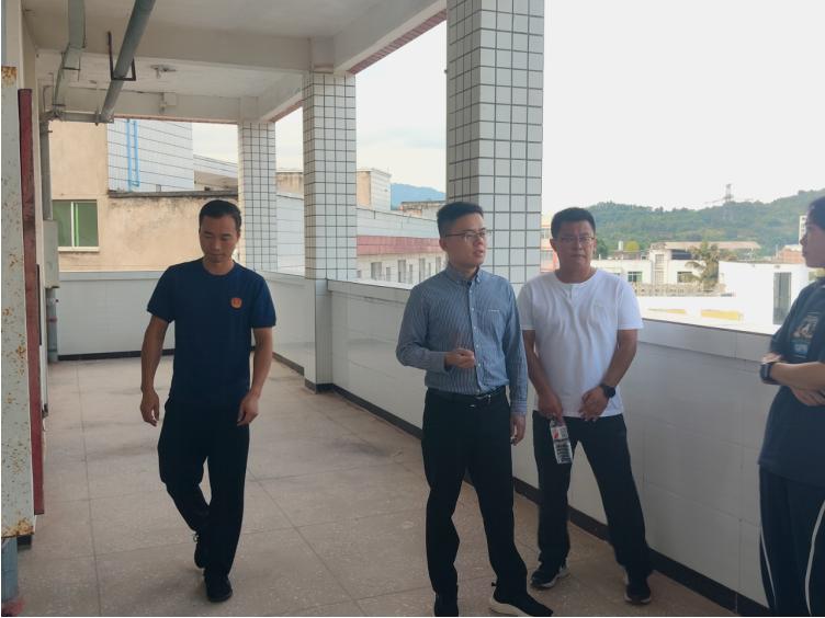 筑牢安全防线 护航平安校园——宜宾市叙州区双龙镇政府到双龙学校领航校区开展安全生产检查