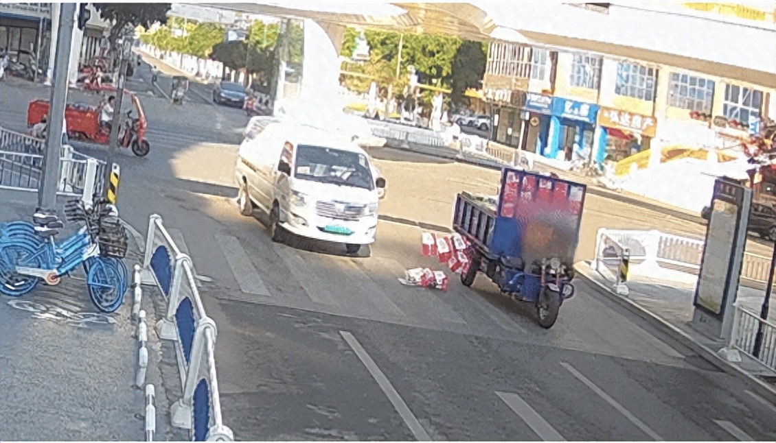 遂宁公安:早高峰路口满地碎玻璃，接下来的一幕很暖心