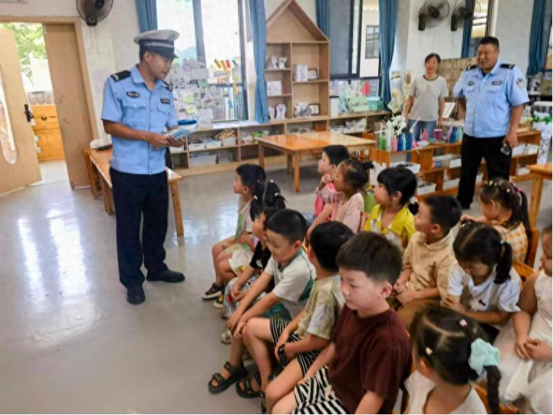 宜宾市南溪区大观镇中心幼儿园：多彩开学第一课 安全护航伴成长