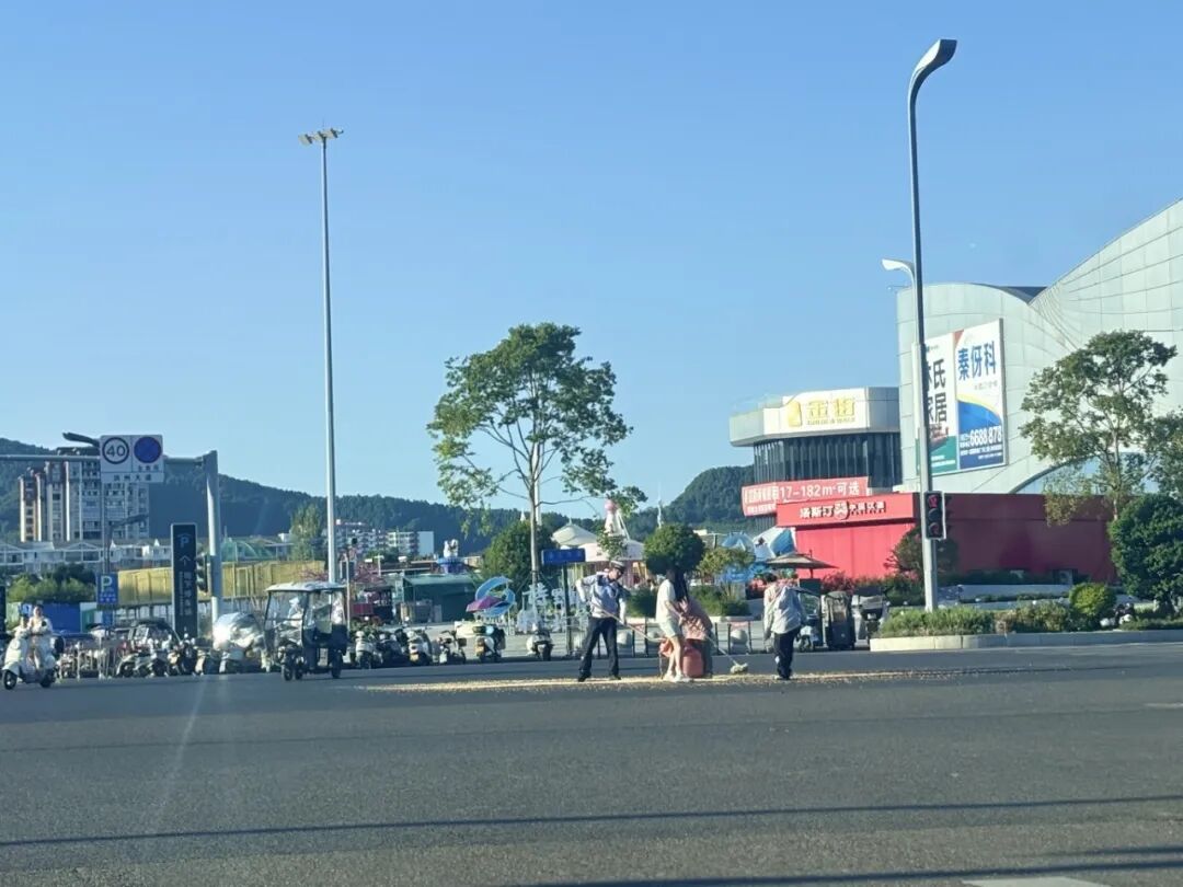 晚高峰遂宁街头，遂宁公安交警和三个学生做了同一件事