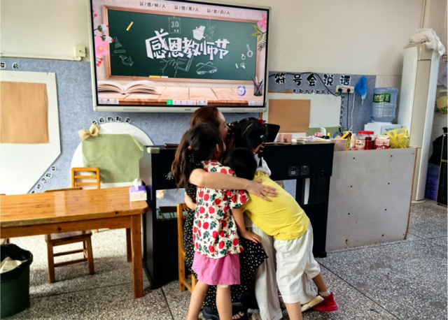 宜宾市南溪区南溪街道中心幼儿园开展教师节主题教育活动
