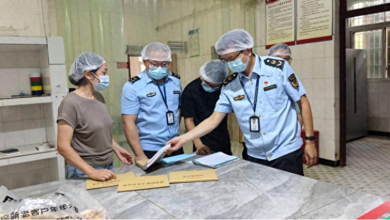 严把食品安全 护航师生安全——宜宾市南溪区市场监管局到林丰学校开展食堂食品安全检查