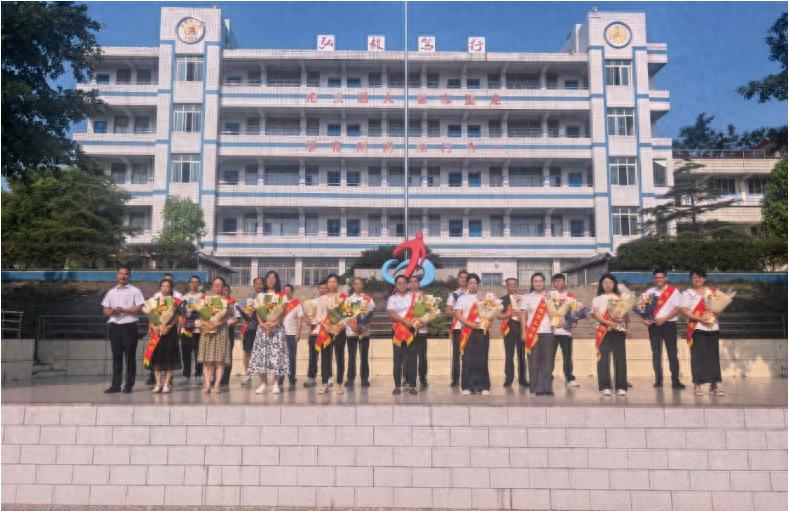 江安一中举行庆祝第42个教师节暨表扬活动