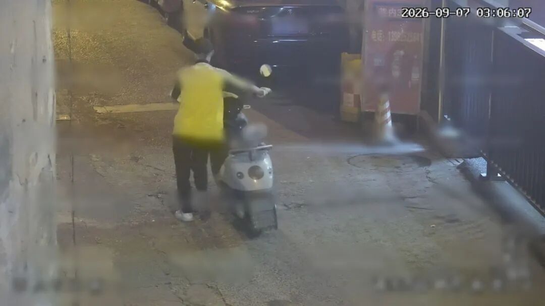 遂宁一黄衣“骑手”凌晨四处“推车”？结果栽了……