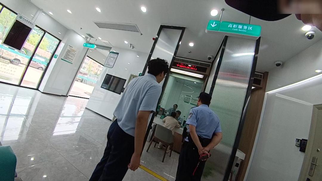 遂宁公安:民警拔卡断网，一招制敌！10.5万元“抢”回来了