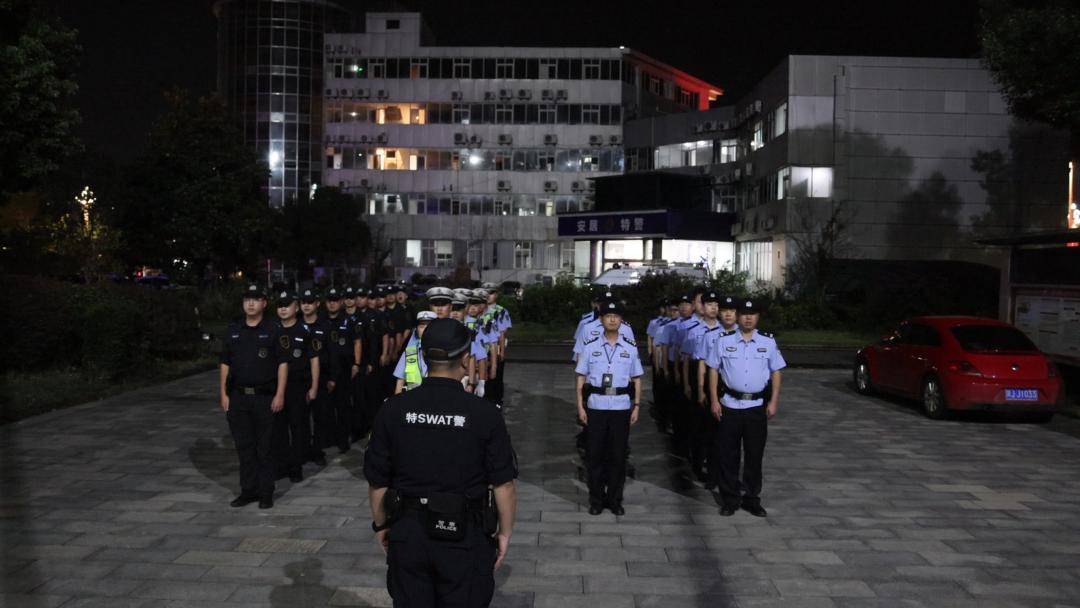 警灯闪烁，平安相随！初秋夜里，遂宁“警”色正浓