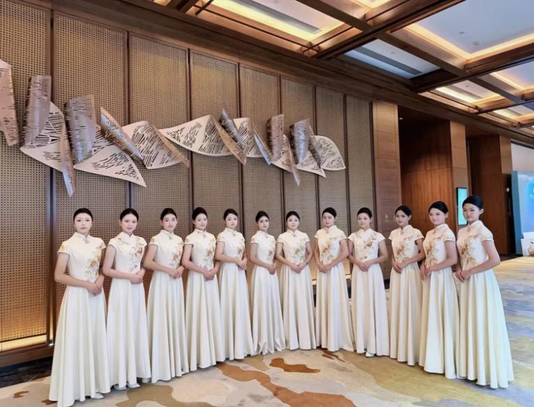 青春展礼仪风采 盛会书德育华章——宜宾市南溪职校学子再赴世界动力电池大会，以礼仪之美书写德育新篇