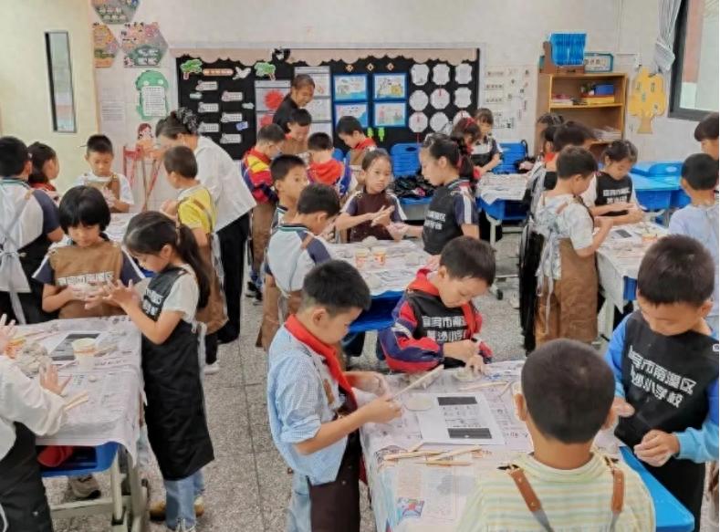 玩泥巴也有大情怀！看宜宾南溪黄沙少年巧手筑陶韵，望月颂家国