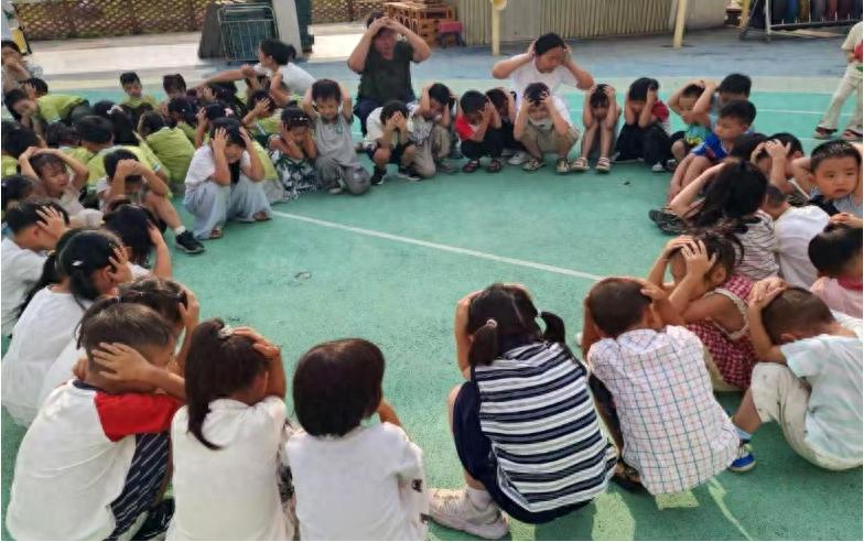 以“练”筑防 临“震”不乱——宜宾市翠屏区永兴镇中心幼儿园开展2026年秋期地震应急疏散演练
