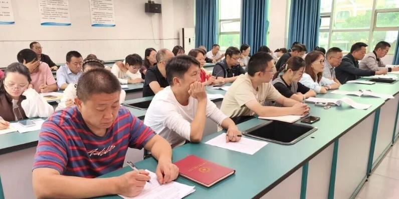 宜宾市南溪四中召开2026年秋期副班主任工作会