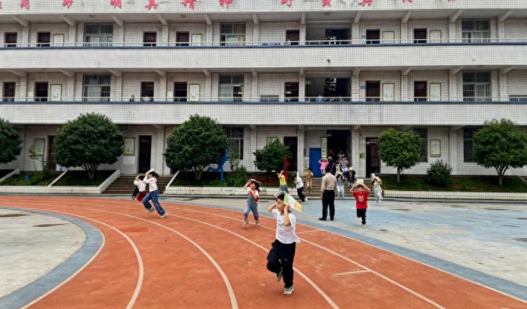 临“震”不慌 以练筑防——宜宾市南溪区大坪学校开展地震应急疏散演练