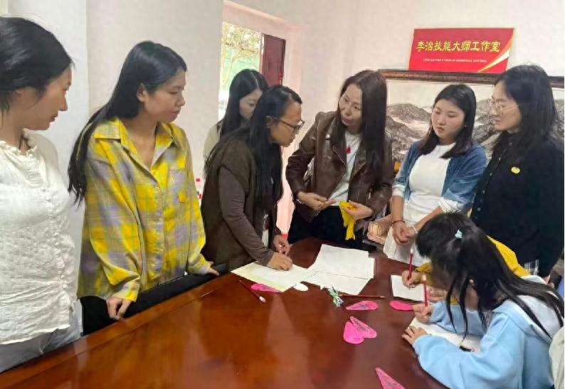 走进非遗布贴画 传承匠心润童心——宜宾市南溪区长兴镇中心幼儿园课题组赴李治技能大师工作室参观学习