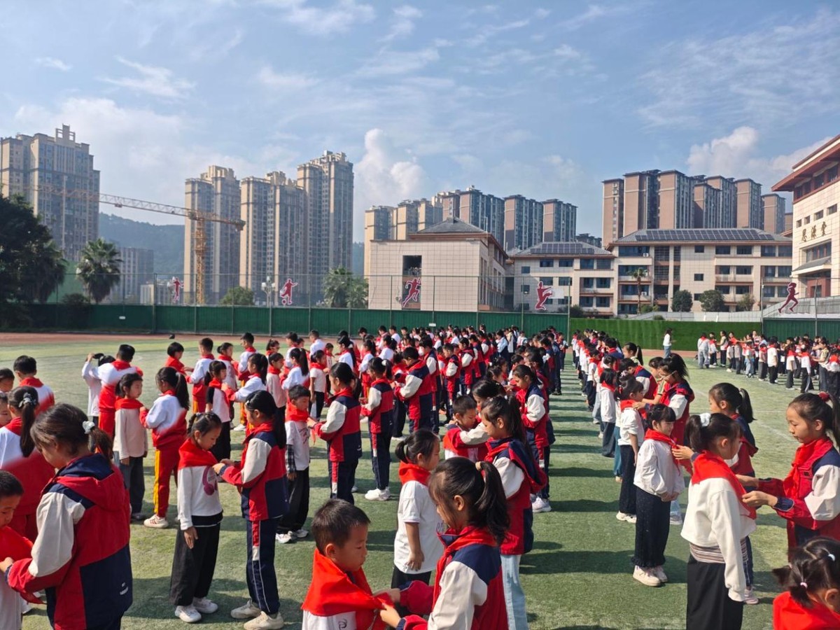 高举队旗跟党走 少年接力新长征——珙县实验小学校开展少先队建队日主题活动暨新队员入队仪式
