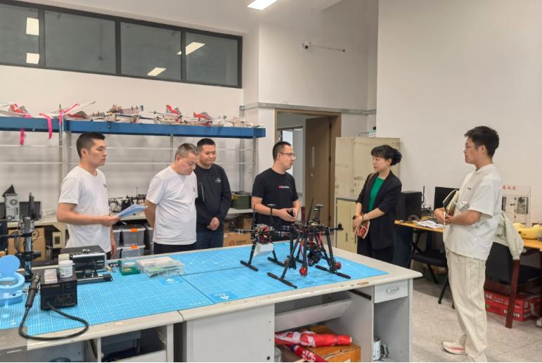 宜宾工职院机电工程学院副院长胡蓉一行到南溪职校交流访问