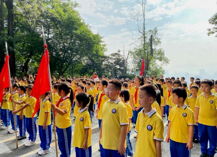 高举队旗跟党走 少年接力新长征——宜宾黄冈学校举行少先队建队77周年新队员入队仪式