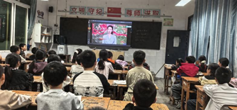 赓续长征精神 争做时代少年——江安县留耕镇中心小学校组织收看纪念中国工农红军长征胜利90周年思政大课