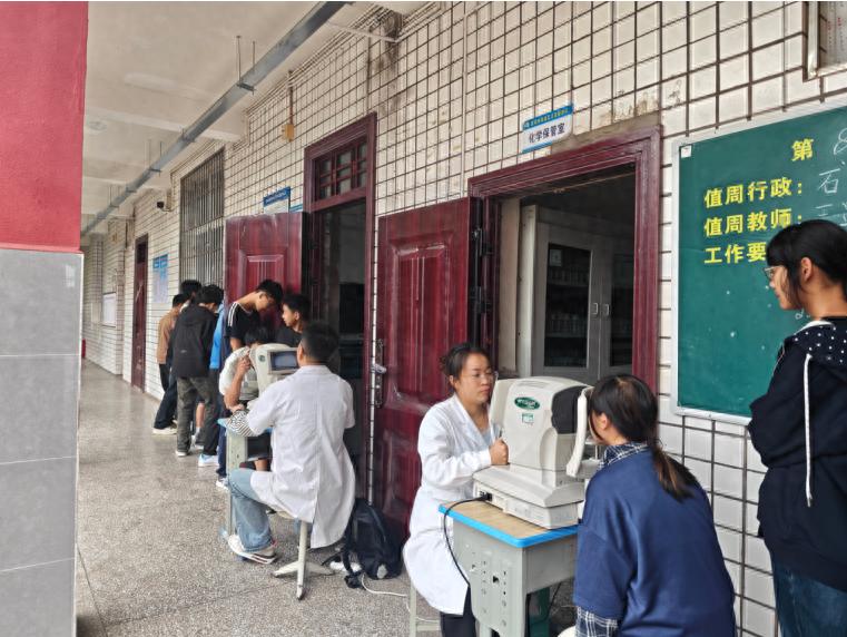 守护明亮“视”界 呵护健康成长——宜宾市南溪区汪家镇学校开展学生视力检测活动