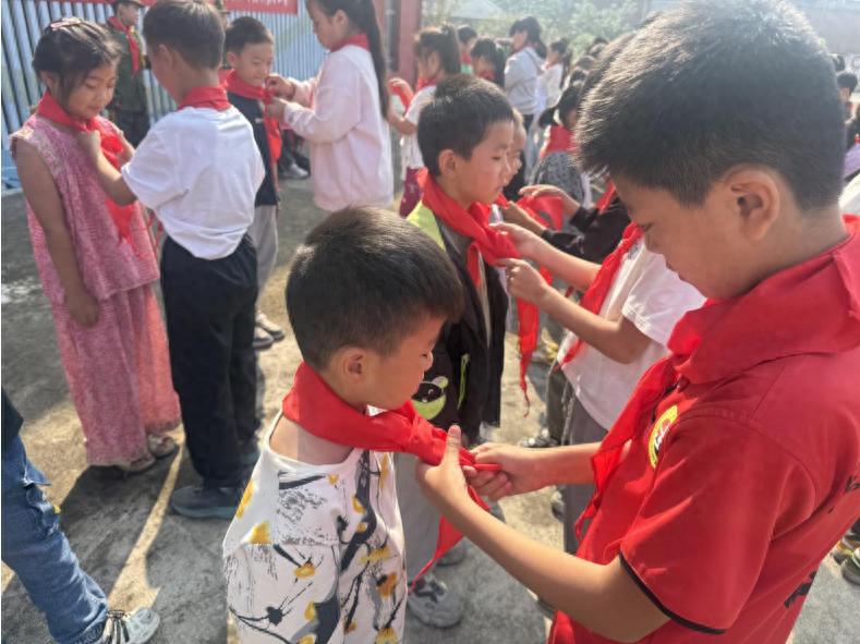 高举队旗跟党走 少年接力新长征——宜宾市南溪区汪家镇学校举行2026年第二批少先队员入队仪式