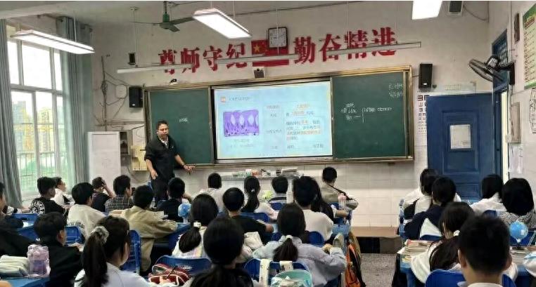 以课促成长 磨砺绽芳华——宜宾市南溪四中开展新教师汇报课活动