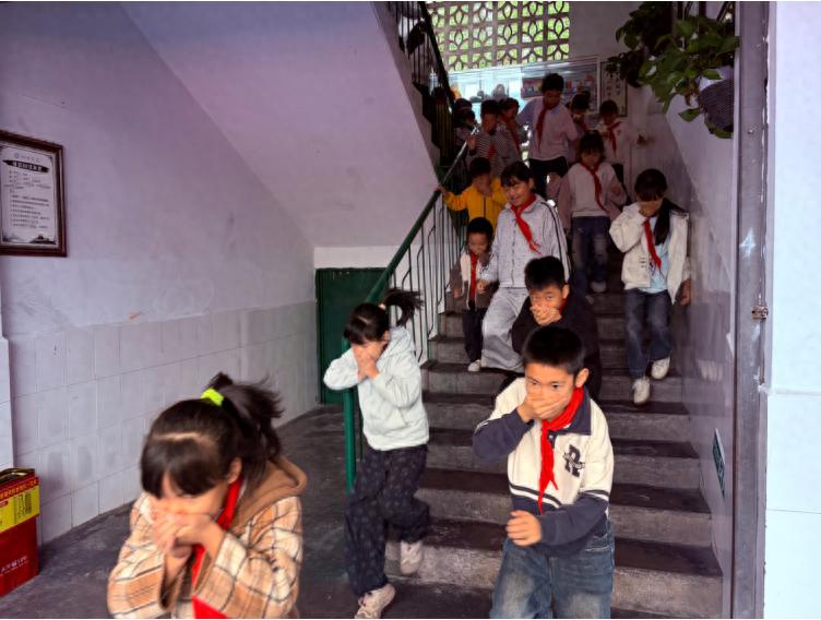 警钟长鸣 防患未然——宜宾市叙州区高场学校高场小学校区开展消防应急疏散演练