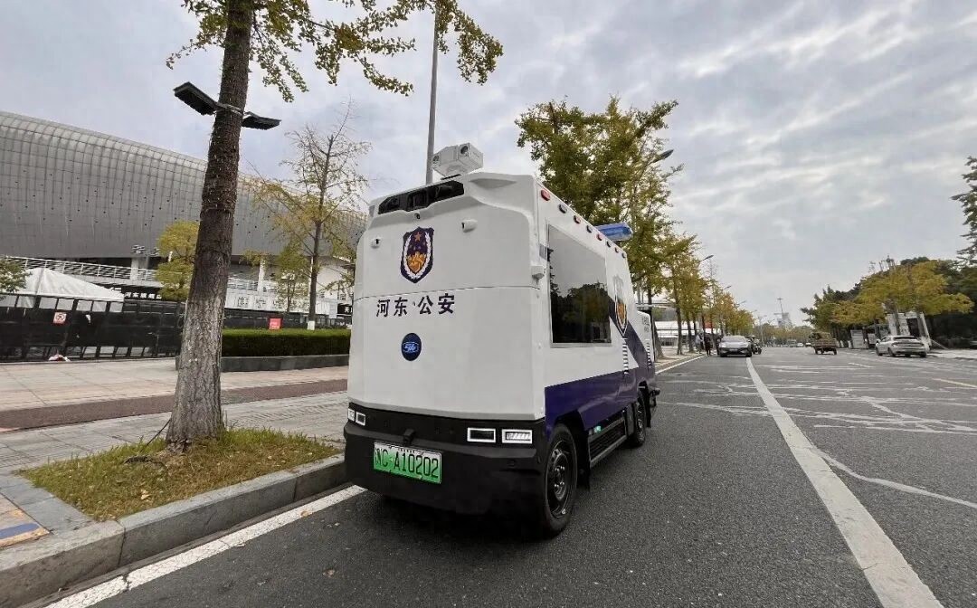 警用无人巡逻车亮相遂宁河东街头，全天候守护平安