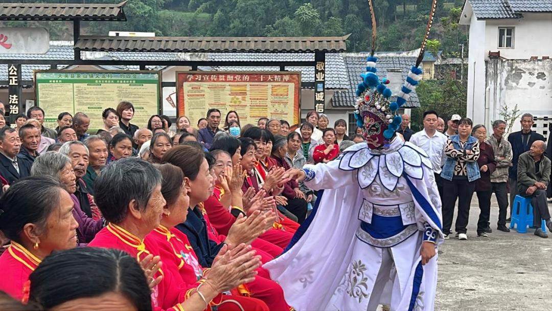 大英：重阳送戏又送暖 文艺志愿服务点亮基层